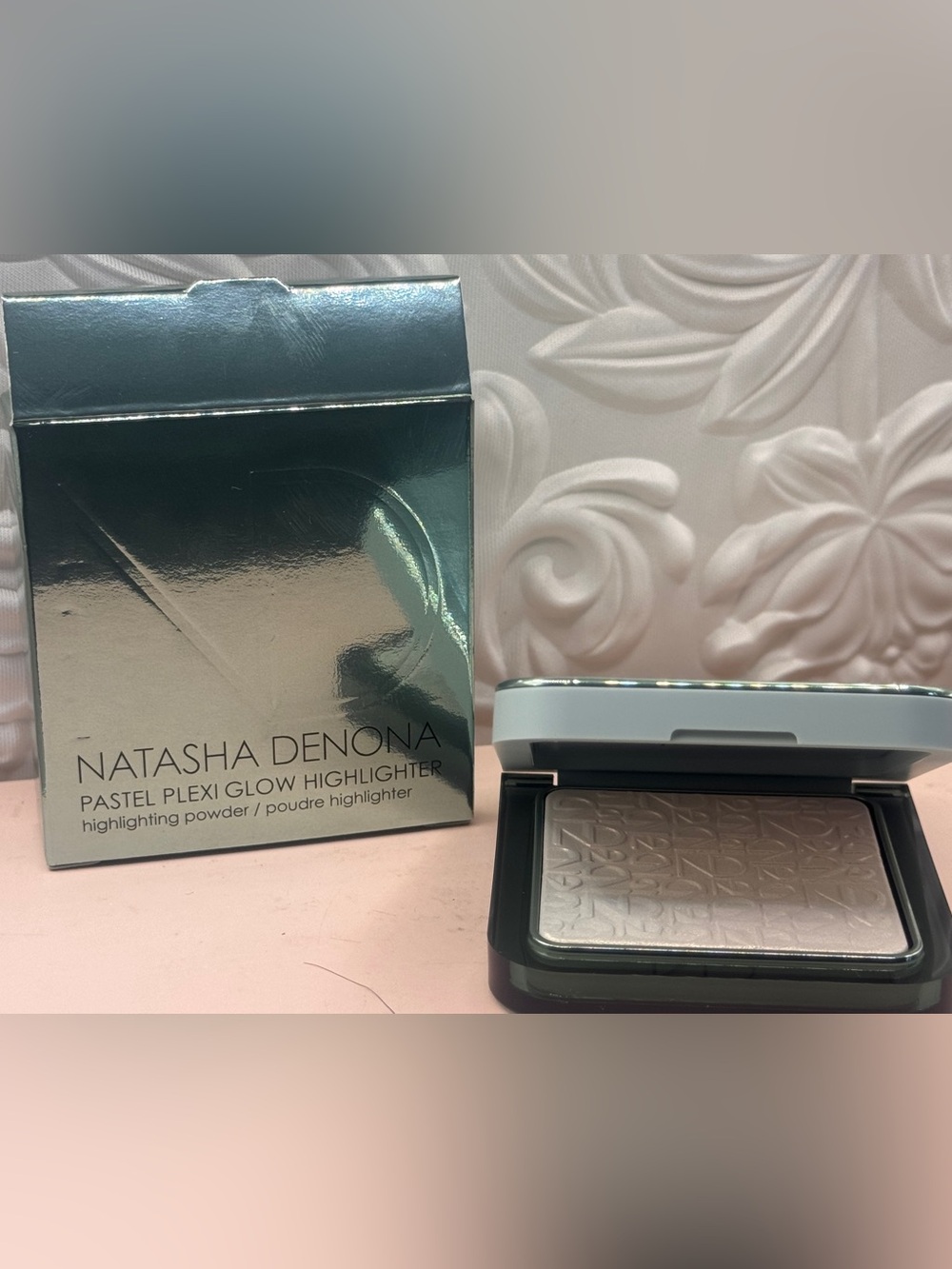 Natasha denona pastel plexi glow highlighter highlighting powder